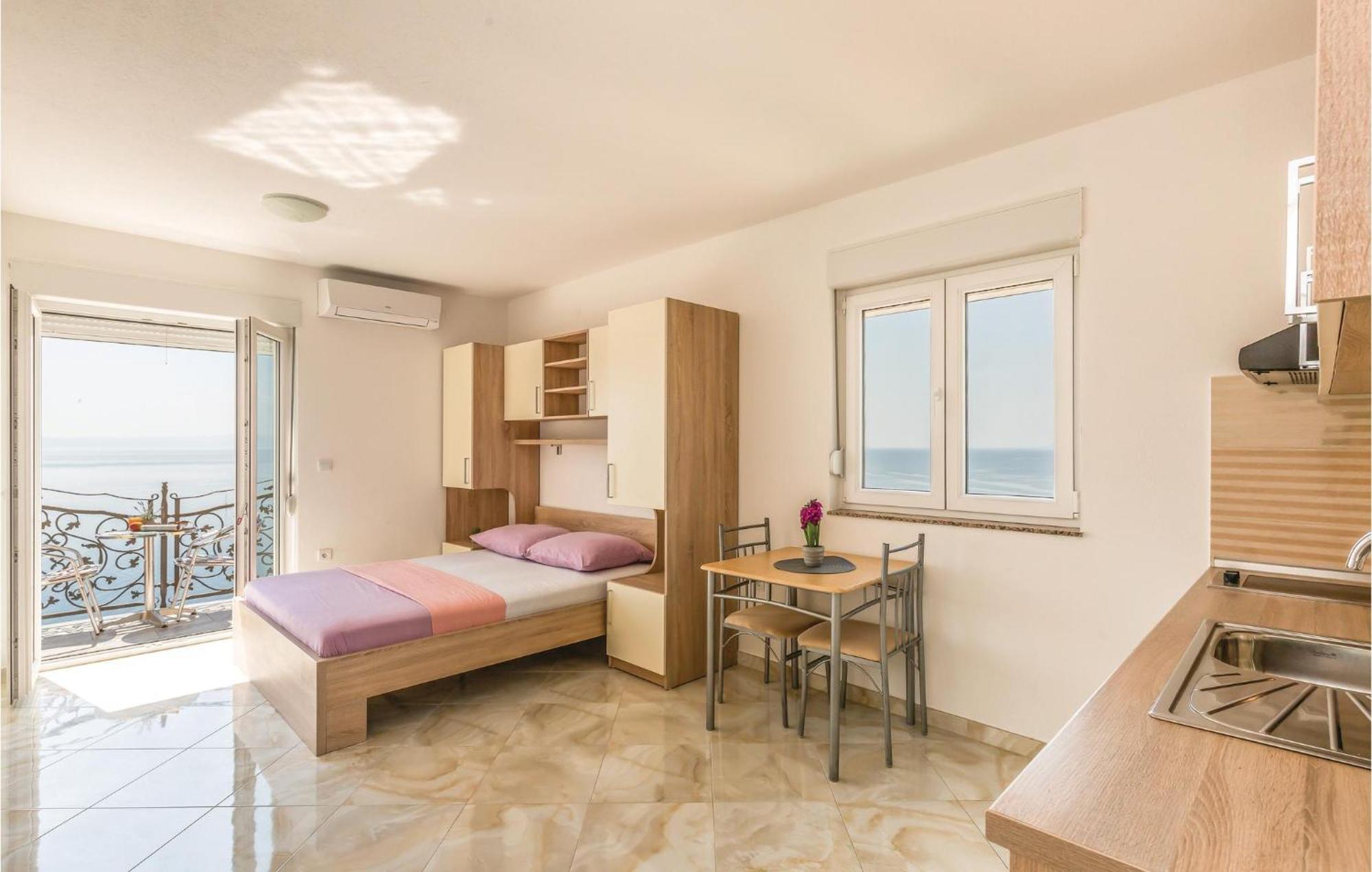 Gorgeous Apartment In Krvavica With Kitchen Bagian luar foto