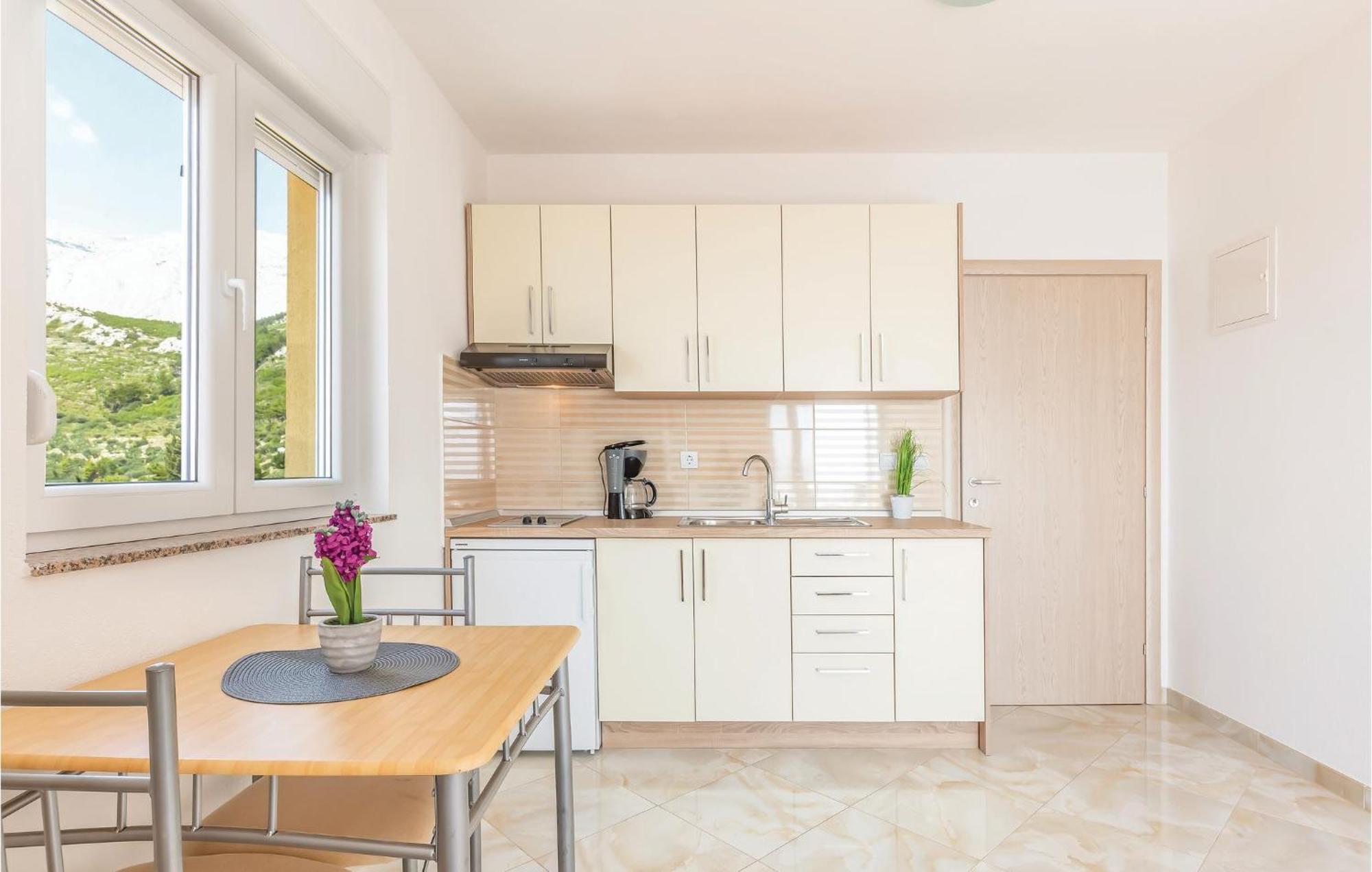 Gorgeous Apartment In Krvavica With Kitchen Bagian luar foto